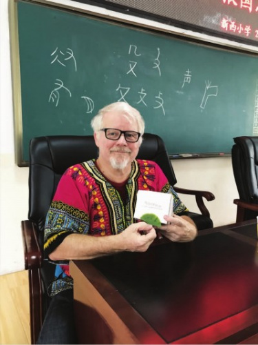 理查德展示孩子們送給他的禮物。(除署名外，均受訪者供圖)