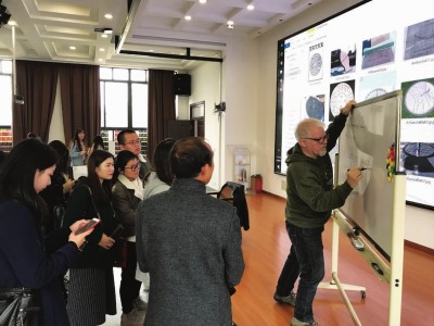 講座結(jié)束后，還有不少學(xué)生圍著理查德探討漢字問(wèn)題。本報(bào)記者王星攝