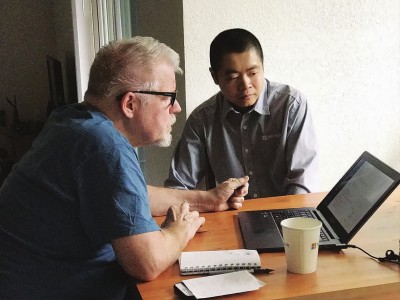 理查德和他的好朋友迪新在討論網(wǎng)站更新事宜。