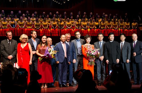 楊明先生(左六)出席中德45周年慶典活動后與當(dāng)?shù)卣賳T及演員代表合影。中國駐法蘭克?？傤I(lǐng)事王順卿(右四)