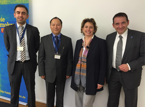 黑森州教育部長Lorz羅茨教授( 右一)，德國自民黨總書記前黑森州教育部長Beer貝爾女士(右二)，楊明先生(左二)，德國法蘭克福市外國人參事會主席Medoff梅多夫(左一)在德國黑森州議會討論中文進(jìn)入德國學(xué)校。