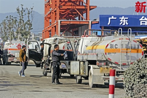 等待生意連云港路上停著多輛油罐車，等待生意