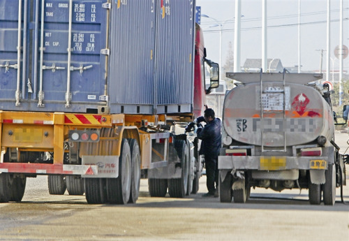 　加油現(xiàn)場一名男子正在給一輛貨車加油