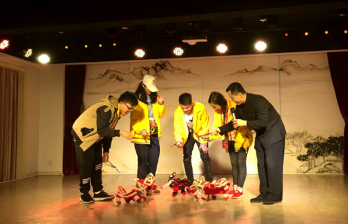 營員表演提線木偶。