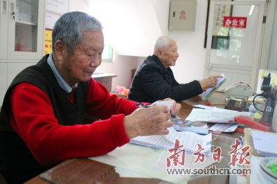 采編隊伍的不穩(wěn)定性和老年化已引起僑刊鄉(xiāng)訊工作者的擔(dān)憂。圖為《梅閣僑刊》采編人員在進行稿件校對。 戴惠甜 攝