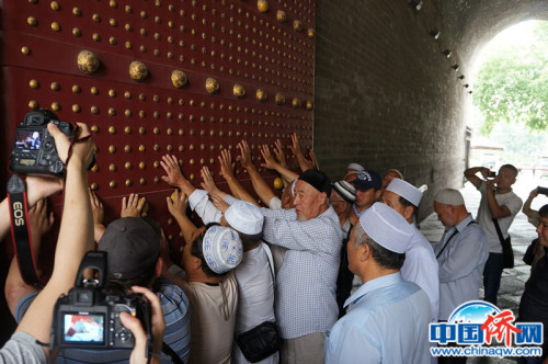 東干人輕叩西安古城墻的西門（圖片均由作者提供）