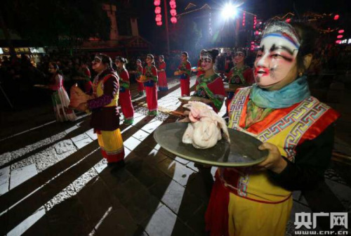 “趕火”迎新年。