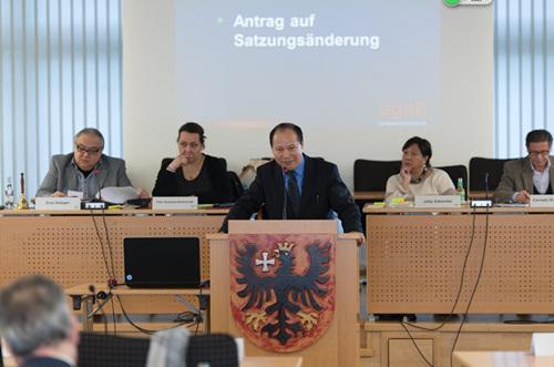 楊明先生(中)在德國黑森州議會發(fā)言提案。