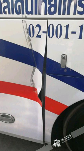 大象撞擊過后的大巴車。上海游客唐先生供圖 華龍網(wǎng)發(fā)