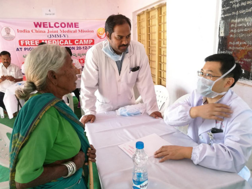 中國醫(yī)療隊為患者義診。