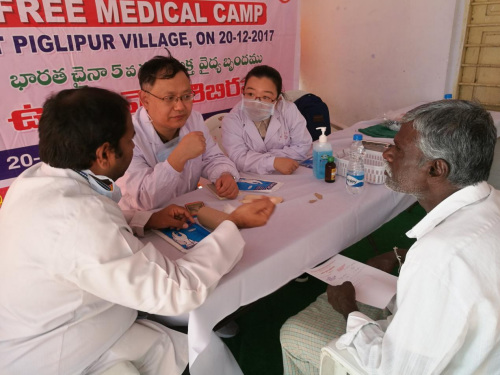 中國醫(yī)療隊為患者義診。