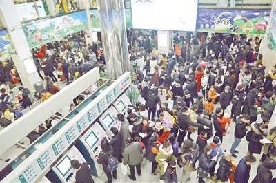 溫州醫(yī)科大學(xué)附屬育英兒童醫(yī)院門診大廳里人山人海，堪比春運(yùn)。照片由醫(yī)院提供