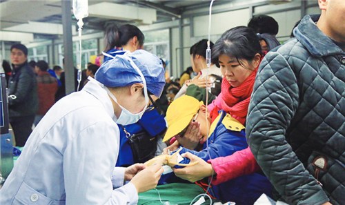 一名護(hù)士給孩子輸液時，家長捂住了孩子的眼睛。