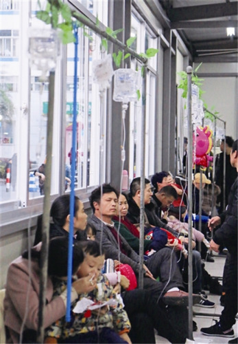 溫醫(yī)大二院兒童輸液室座無虛席。