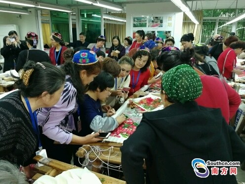 新疆哈密繡娘與潮州繡娘交流經(jīng)驗(yàn)。