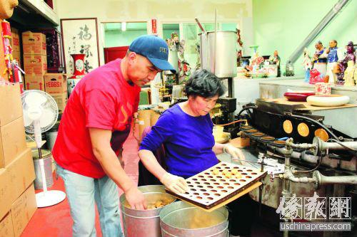 陳展明(左)既是母親的守護(hù)者，更是金門餅食公司的守護(hù)者。(美國《僑報(bào)》/ 陳勇青 攝)