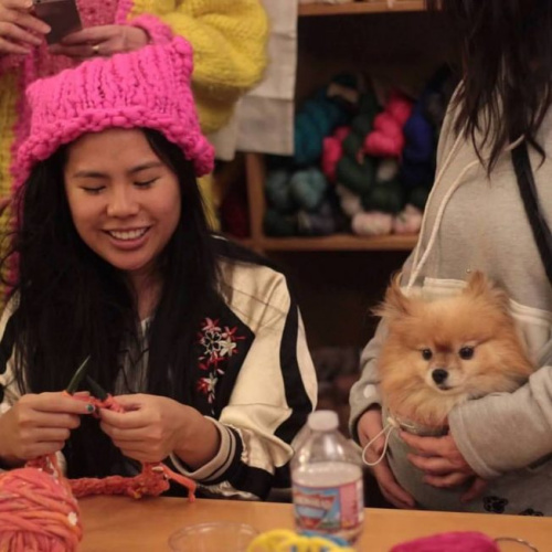 徐景梧從去年才正式開始學(xué)習(xí)織毛線。(美國《世界日?qǐng)?bào)》/徐景梧提供)