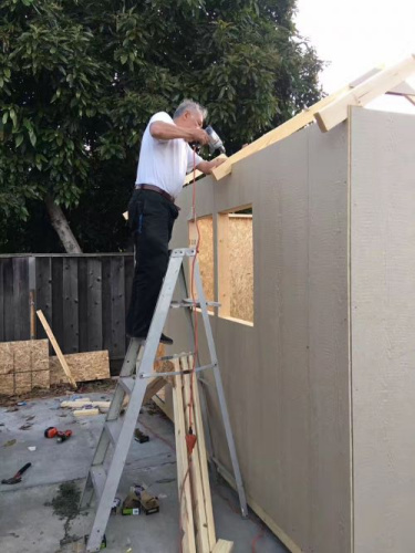 于大爺正在施工中。(美國《僑報(bào)》于大爺家人提供)