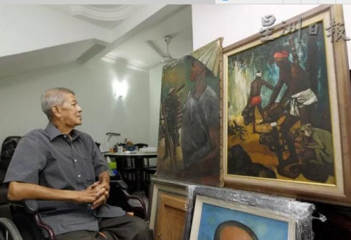 望著一幅幅作品，張?zhí)煜喾路鸹氐缴倌陼r(shí)那段時(shí)光。(馬來西亞《星洲日?qǐng)?bào)》)