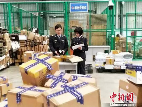 圖為“雙11”期間 四川檢驗(yàn)檢疫局查獲多起違禁商品 圖為“雙11”期間 四川檢驗(yàn)檢疫局查獲多起違禁商品