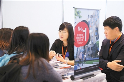 在啟德教育舉辦的留學(xué)咨詢會上，不少低齡學(xué)子與家長咨詢出國留學(xué)的相關(guān)問題。