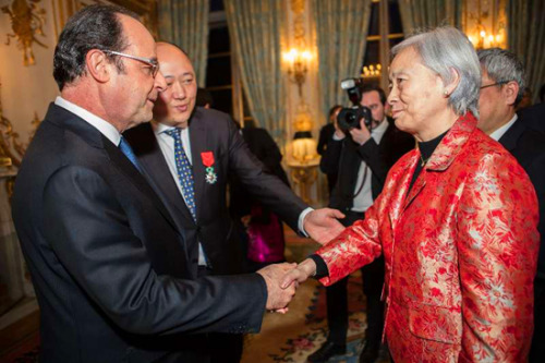 經(jīng)法國外交部推薦，時(shí)任法國總統(tǒng)奧朗德于2017年4月14日簽發(fā)頒獎(jiǎng)令，授予旅法著名中醫(yī)專家、巴黎時(shí)空針灸研究院院長(zhǎng)朱勉生榮譽(yù)軍團(tuán)騎士勛章。這是法國首次授予一位中醫(yī)專家榮譽(yù)軍團(tuán)勛章。圖為授勛前，奧朗德與朱勉生院長(zhǎng)握手。（《歐洲時(shí)報(bào)》）