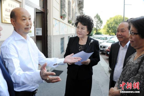 當?shù)貢r間8月24日，中國國務院僑務辦公室主任裘援平率團訪問意大利，看望當?shù)厝A僑華人。圖為裘援平當天向浙江省文成縣人民法院在米蘭聘請的海外調解員了解當?shù)貎S胞維權狀況。<a target='_blank' >中新社</a>記者 彭大偉 攝