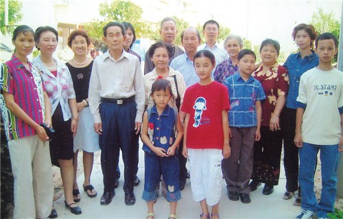 何仁芳與海外回來探親的大姐、二姐、弟弟等家人合影。