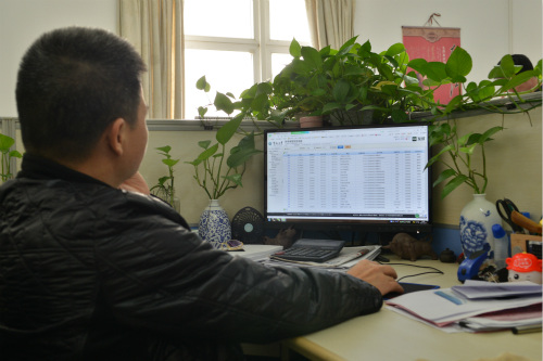 報(bào)賬教師在網(wǎng)上認(rèn)真填寫報(bào)賬清單。