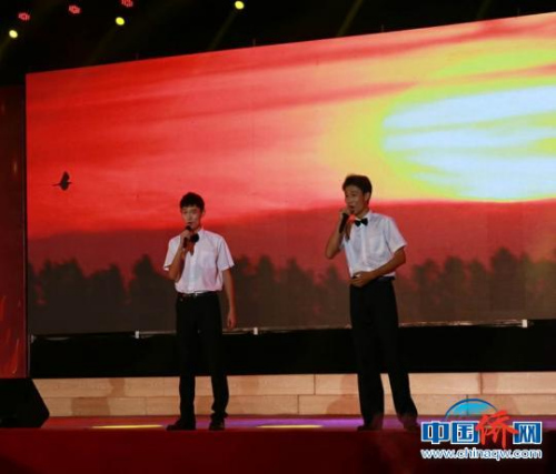 海南華僑中學(xué)“2018年元旦師生同臺(tái)文藝匯演”形式多樣?！堒缫?攝