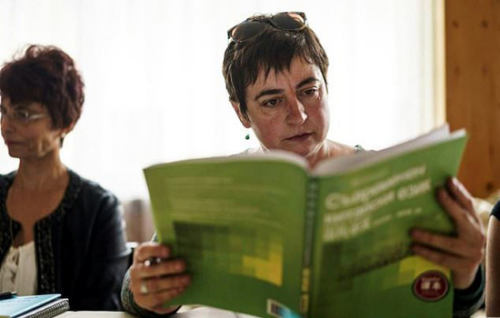 莫斯利安村民開始學習漢語招待中國游客。(圖 歐洲時報)