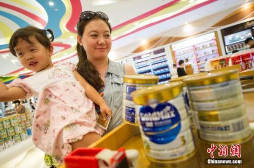 游客選購(gòu)免稅奶粉。<a target='_blank' >中新社</a>發(fā) 駱云飛 攝