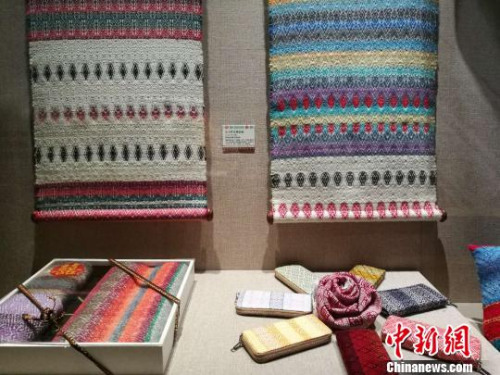 圖為精美的“壯太同紋錦”制品。　胡遠(yuǎn)航 攝