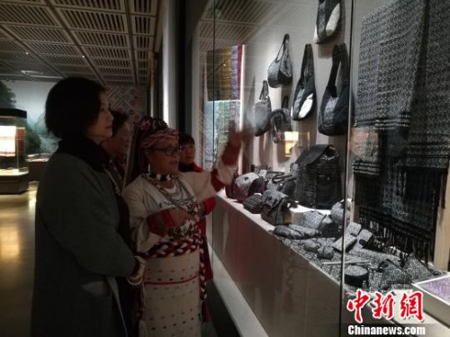 圖為連美惠向昆明市民介紹“壯太同紋錦”?！『h(yuǎn)航 攝