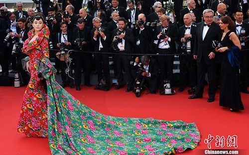 資料圖：華人高級定制設(shè)計師胡社光設(shè)計的“紅綠大花棉襖”禮服驚艷亮相第68屆戛納電影節(jié)紅毯。（<a target='_blank' >中新社</a>記者 龍劍武 攝）