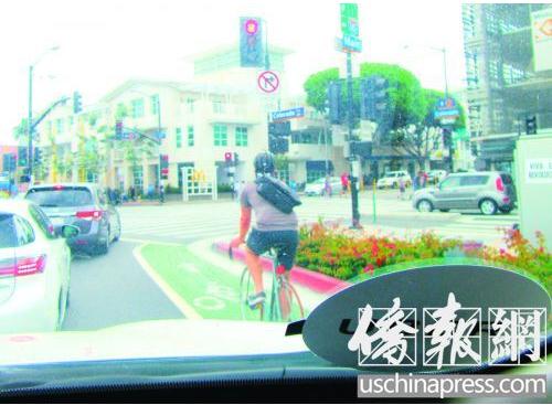 新經(jīng)濟下，華人網(wǎng)約車司機在洛杉磯街頭尋找客源。(美國《僑報》/翁羽 攝)