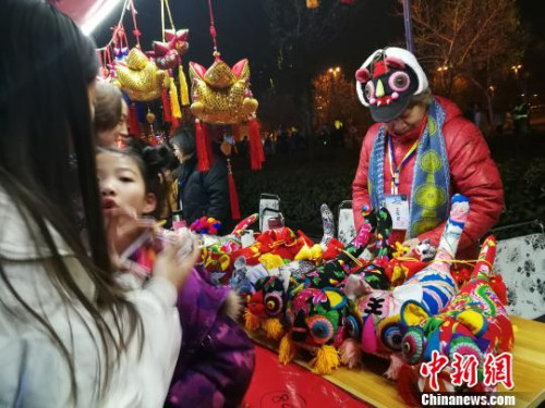 圖為民間工藝品布老虎展示?！《w 攝