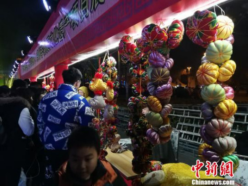 圖為民間工藝品展示吸引市民圍觀?！《w 攝