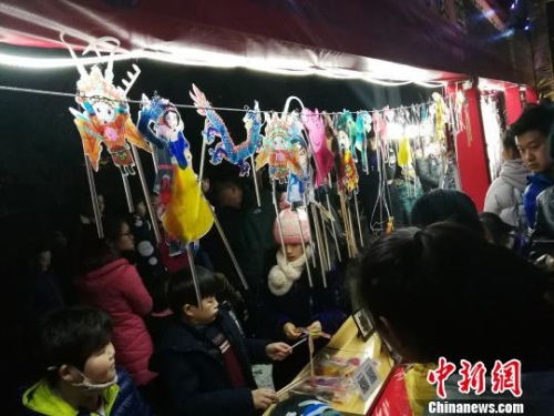 圖為捏糖人現場人頭攢動。　董飛 攝