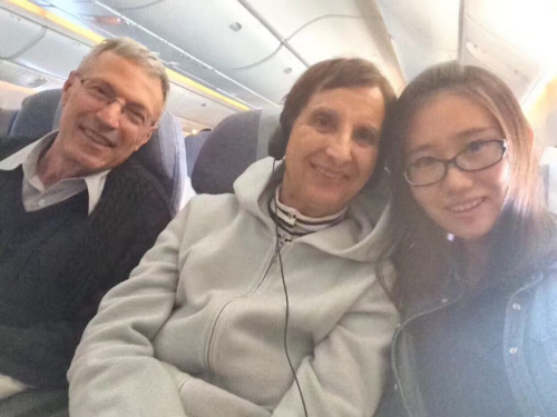 攝于飛機(jī)上，我與鄰座的老夫婦。