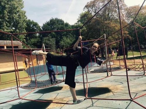 攝于開學(xué)初，自認(rèn)為挑了一張響應(yīng)十九大關(guān)鍵詞的照片——“自信”。(圖片均由作者提供)