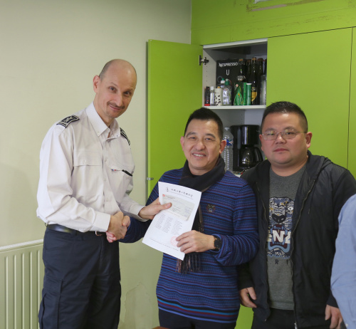 法華工商聯(lián)合會會長戴安友(中)、秘書長張雷(右)代表協(xié)會，將善款送到了赫貢(左)手中。(圖片來源：歐洲時報記者孔帆 攝)