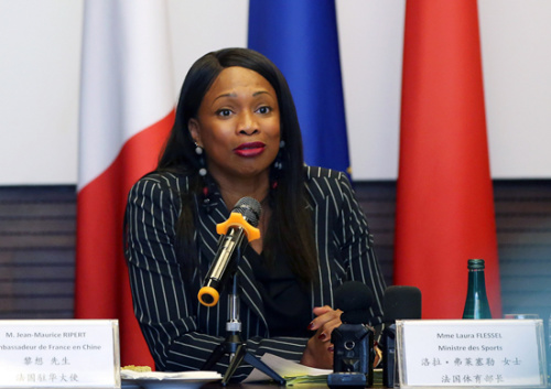 10月26日，正在中國(guó)訪問(wèn)的法國(guó)新任體育部洛拉·弗萊賽爾(Laura Flessel)在北京法國(guó)駐華大使館舉行記者見(jiàn)面會(huì)，介紹法中兩國(guó)在體育領(lǐng)域的合作情況，并回答記者提問(wèn)。據(jù)了解，洛拉·弗萊賽爾于2017年10月26日至29日開(kāi)啟上任后首次訪華之旅，行程包括北京、上海兩地。(圖片來(lái)源：歐洲時(shí)報(bào)特約記者卞正鋒 攝)