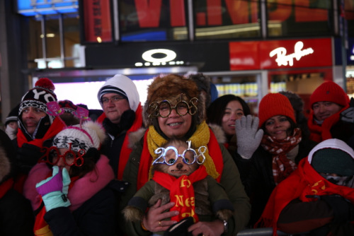 民眾不懼嚴寒，齊聚時報廣場跨年。(美國《世界日報》/洪群超 攝)