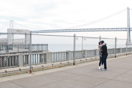 14號碼頭前，情侶的親吻。(美國《世界日報》/李晗 攝)