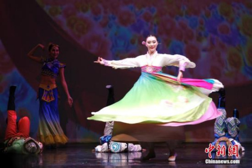 資料圖：當?shù)貢r間2017年2月20日晚，2017“文化中國·四海同春”北美代表團在加拿大經(jīng)濟重鎮(zhèn)卡爾加里上演大型歌舞劇《傳奇》。圖為開場舞蹈《快樂舞步》。<a target='_blank' >中新社</a>記者 余瑞冬 攝