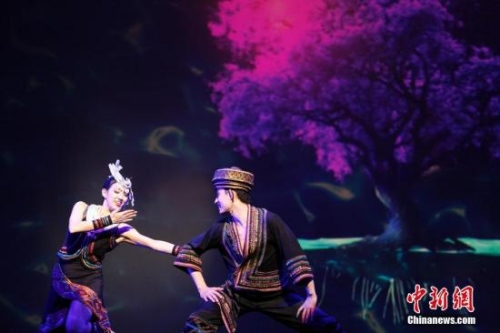 資料圖：當?shù)貢r間2017年2月13日晚，2017“文化中國·四海同春”北美代表團在加拿大溫哥華女王劇院上演大型歌舞劇《傳奇》，為溫哥華華僑華人送上新春祝福。圖為仡佬族歌舞。 <a target='_blank' >中新社</a>記者 余瑞冬 攝