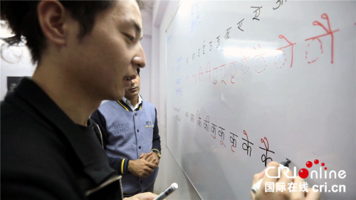 樂樂和波波上印地語課。