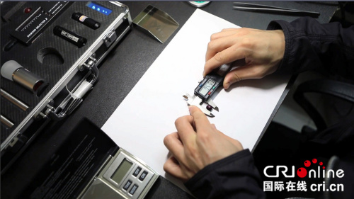 波波在為朋友鑒定珠寶。