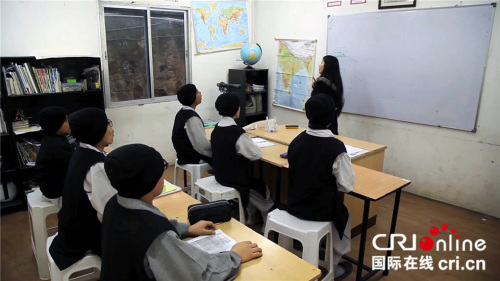 樂樂在佛光山做義工教沙彌漢語。